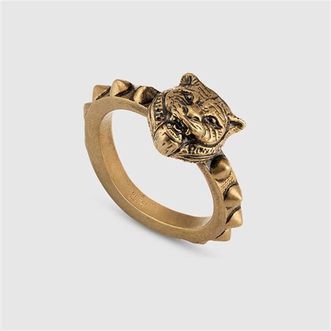 gucci feline ring on hand